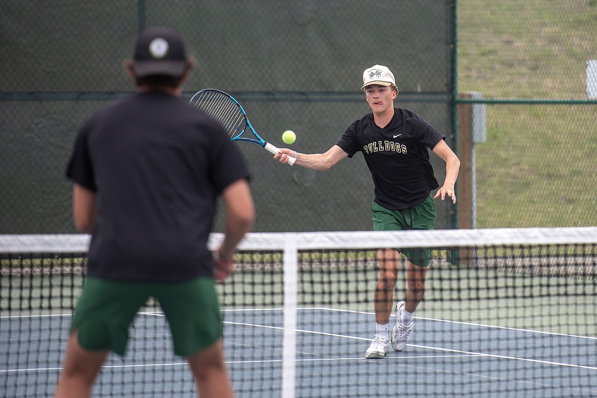 Jesse Burrough (in the white hat) and Mason Klech at the Northwest A Divisional tennis tournament (Avery Howe Photo)