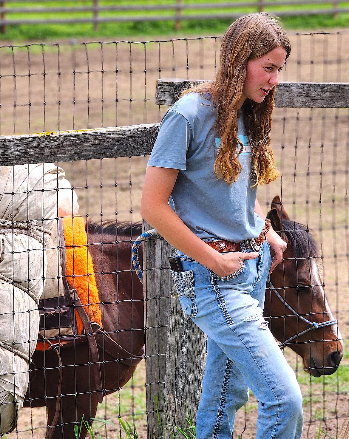 4-Her Sierra Symington and ranch owner Josh Senecal spoke with fourth graders about horse at 4th Grade Ag Days. They explained horse colors, horse breeds, and horse applications. They has visual aids, too -- a roan saddle horse, a bay pack horse, and a mini horse. (Berl Tiskus/Leader)