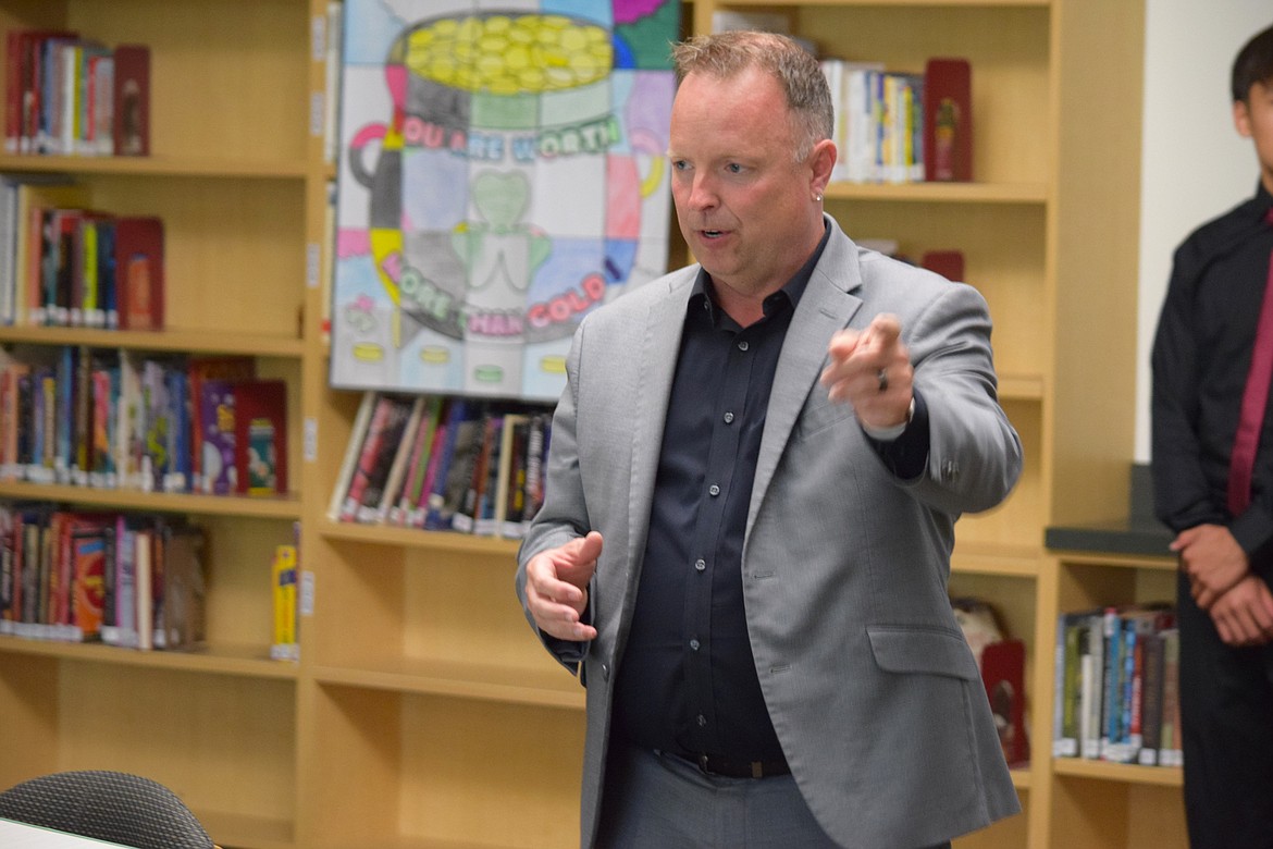 Wahluke School District Superintendent Andy Harlow discusses some basic information about the WSD with Superintendent of Public Instruction Chris Reykdal Thursday.