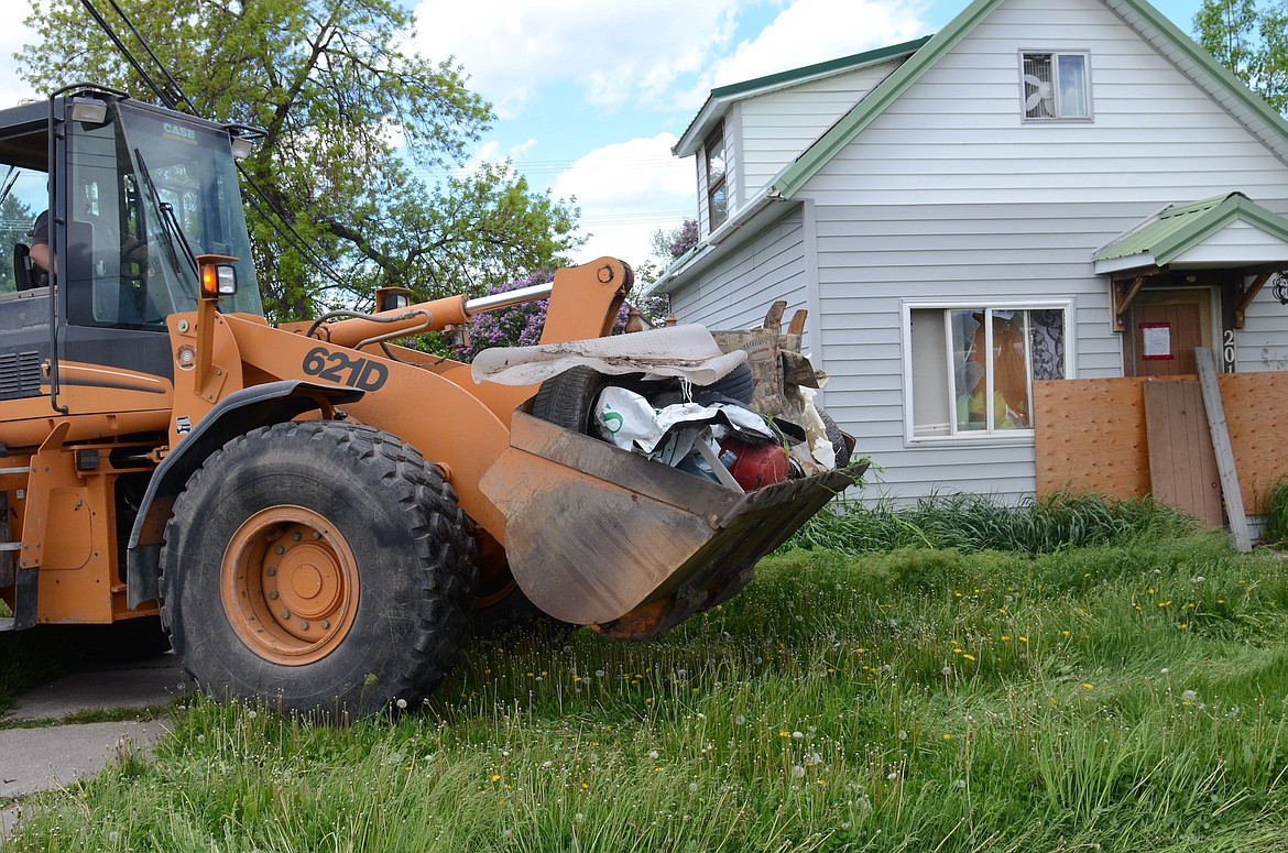 Another load of garbage was cleared from the yard of a house on the corner of 7th Ave. E. and 2nd St. E. The City of Polson crew removed about 15 loads of garbage from the yard last Thursday.