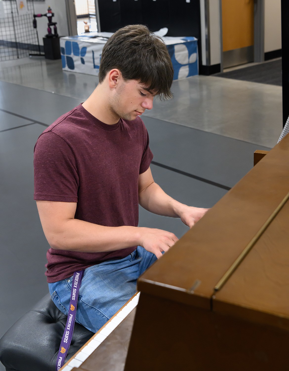 Sam Seliksa keeps the art show attendees entertained. (Tracy Scott/Valley Press)