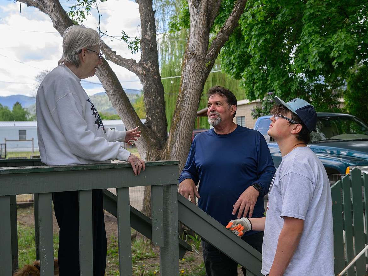 Resident Susan Momk talks with Scott Johnson and Kylan Bostick. (Tracy Scott/Valley Press)