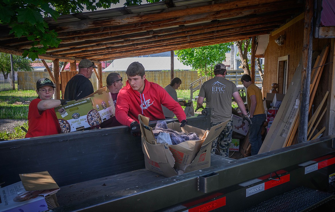 Lana Dicken and Caleb Lakko load a trailer supplied by Greg and Kathy McGath. (Tracy Scott/Valley Press)