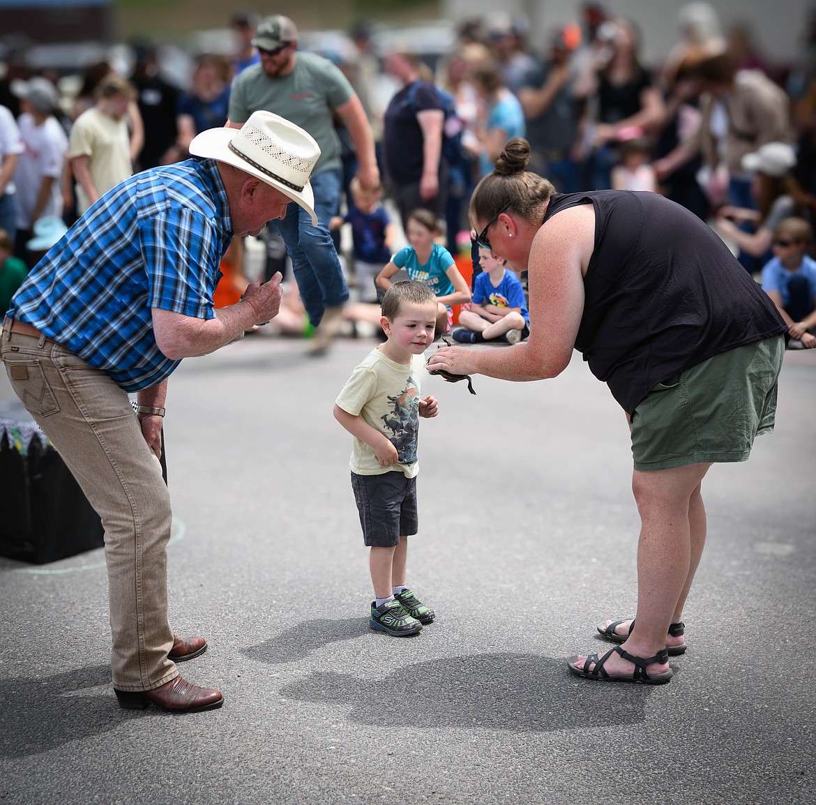 Miles Mitchell and Kati Mitchell at the turtle races. (Tracy Scott/Valley Press)