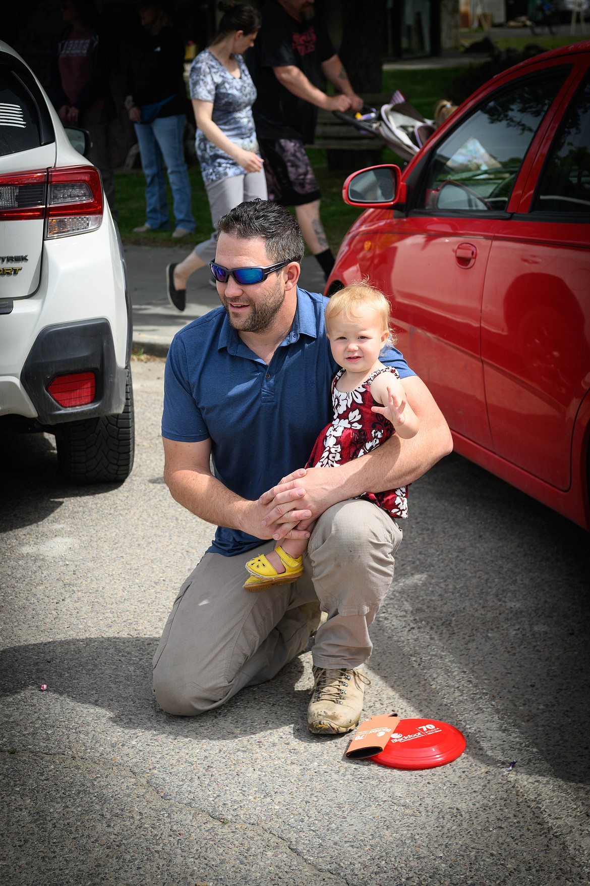 Arwen Ryan, 1, watches the parade with his dad, Joey Ryan. (Tracy Scott/Valley Press)