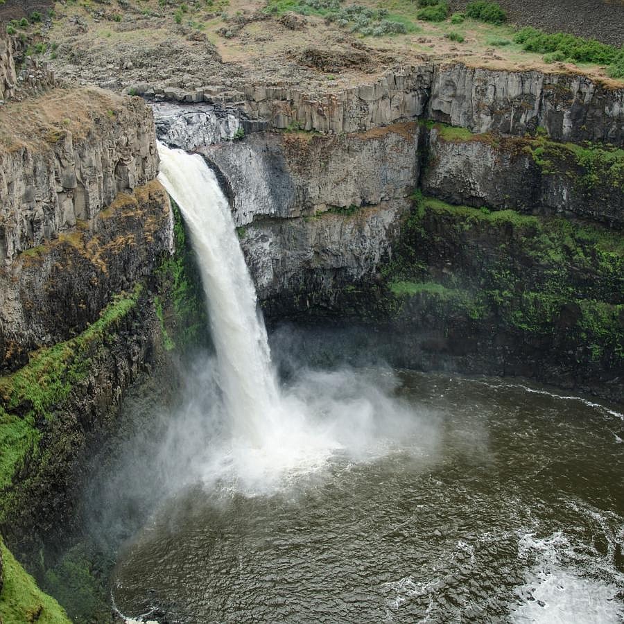 The spectacular waterfall at Palouse Falls State Park draws artists and photographers from all over the region.