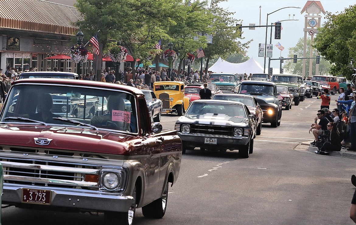 The Car d'Lane cruise flows before a crowd on Sherman Avenue in 2023.
