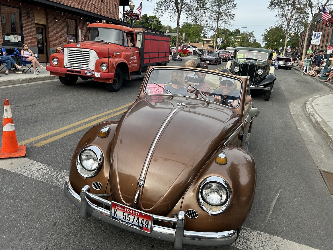 A Volkswagen convertible rolls down Lakeside Avenue in Car d'Lane.