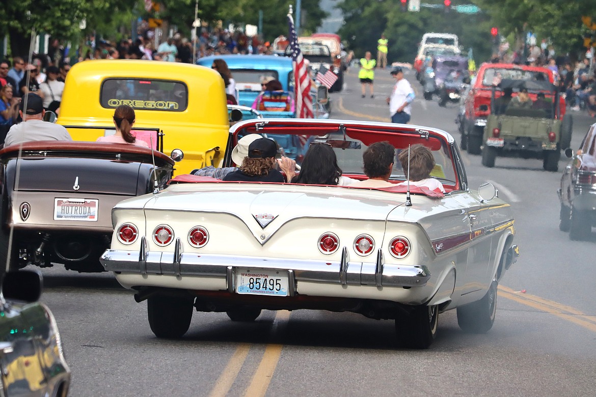 A smoking Ford Galaxie rumbles up Sherman Avenue in Car d'Lane.