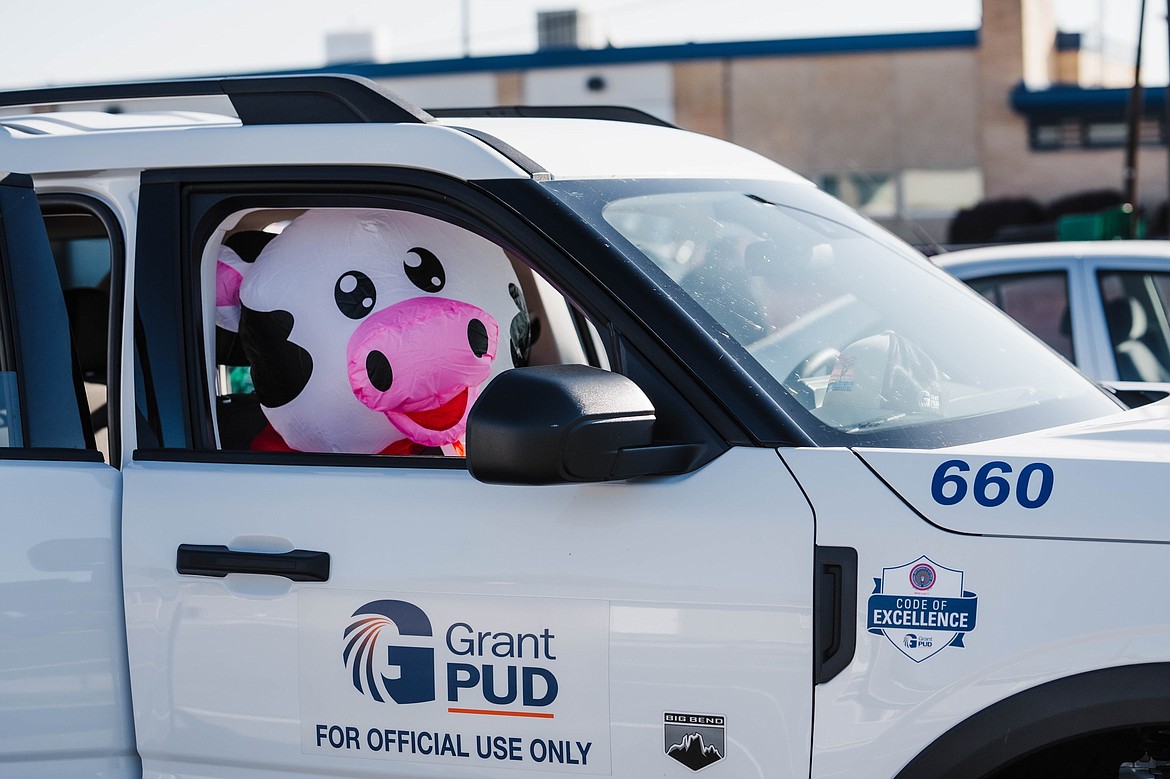 The PUD crew picks up a passenger at the 2023 Farmer-Consumer Awareness Day parade in Quincy.