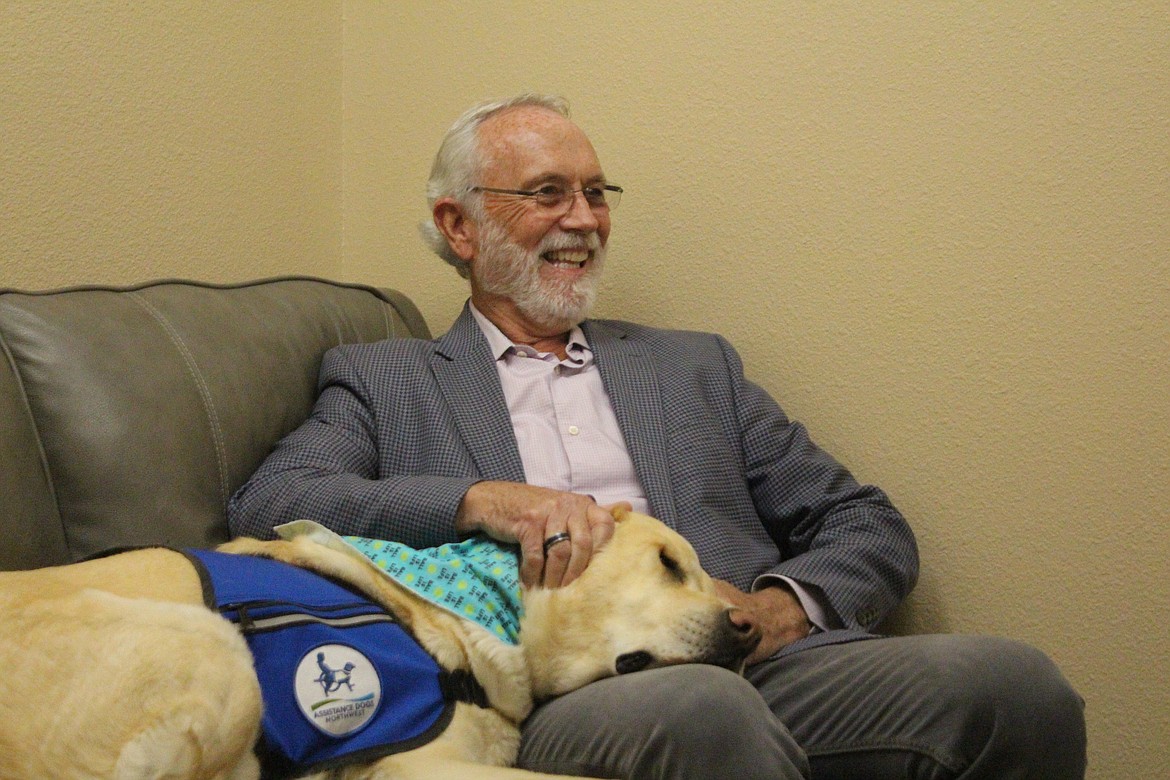 Fourth District Representative Dan Newhouse is introduced to Valor, the courthouse facility dog for the Kids Hope victim services agency, and Valor demonstrates how he provides companionship for children.