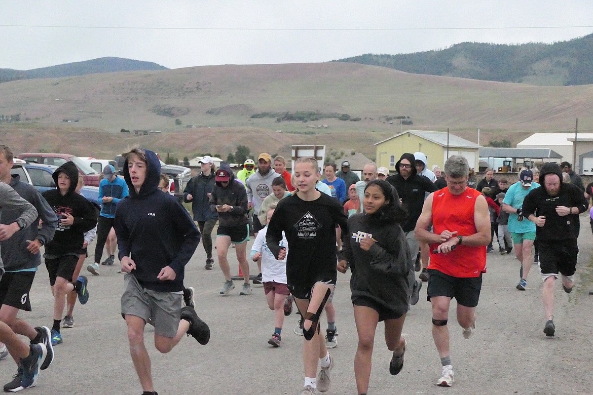 Runners leaving the starting line Saturday morning. (Chuck Bandel/MI-VP)