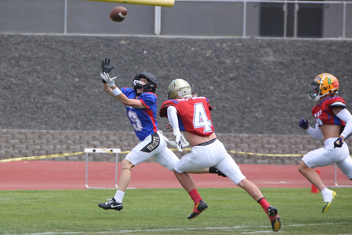 Royal’s Case Christensen, in blue, hauls in a 31-yard touchdown pass from Omak’s Beau Sackman in the second quarter of Saturday’s Earl Barden Classic in Yakima. Christensen won the East Offensive Most Valuable Player award after posting six catches for 104 yards and a touchdown in the game.