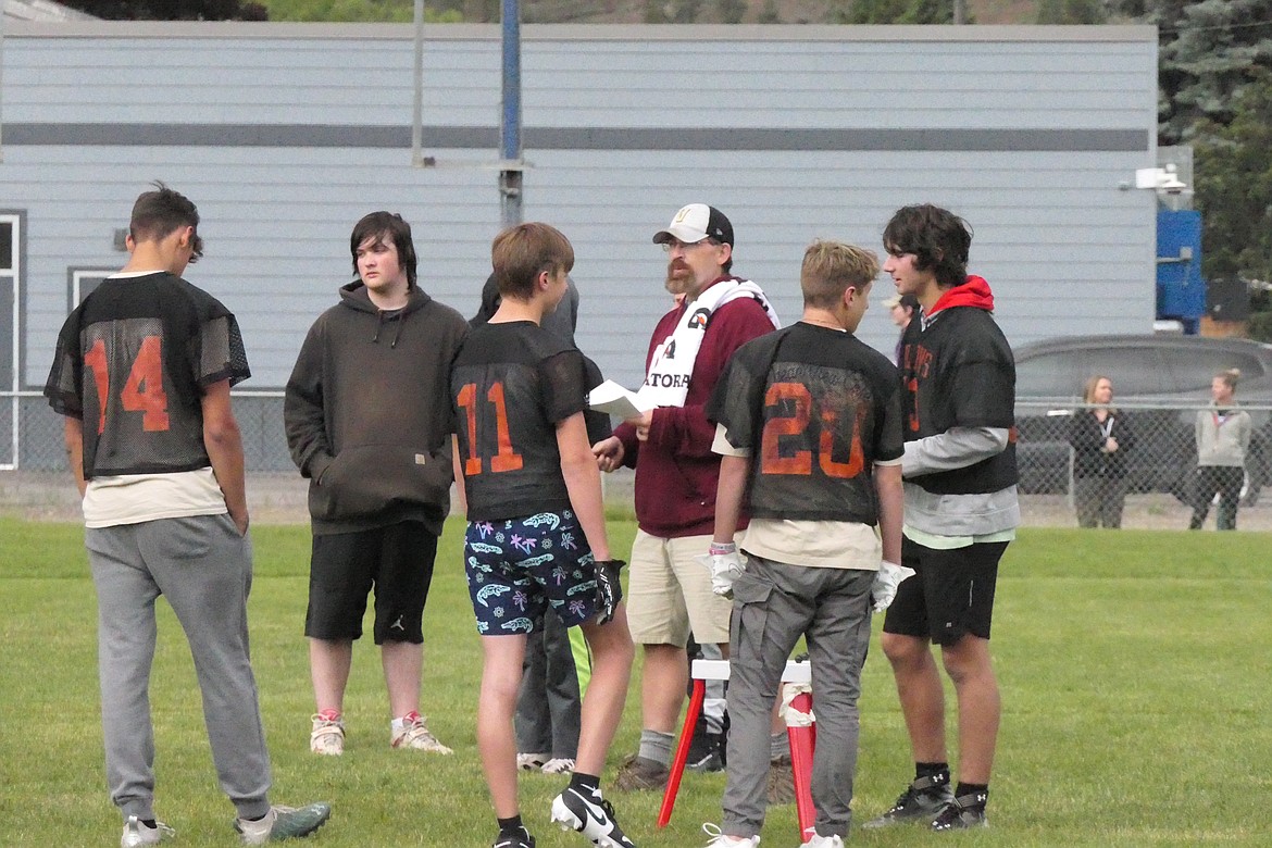 Plains coach Mike Tatum talks to his group of players prior to a 5-on-5 passing league game versus Darby, in Superior last week. (Chuck Bandel/MI-VP)