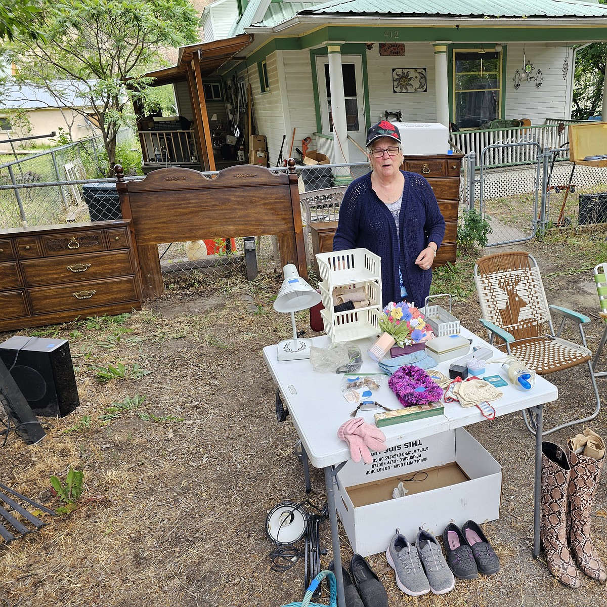 Bargain hunters peruse Yard Sale stops | Valley Press/Mineral Independent