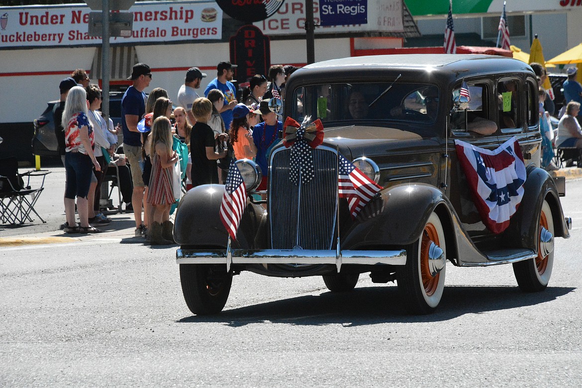 Antique and classic cars made up several of the parade entries. (Amy Quinlivan/Mineral Independent)