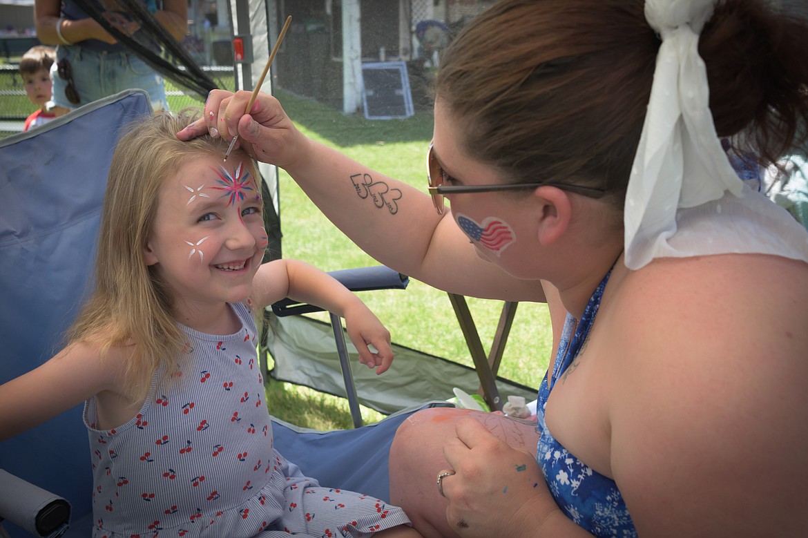 6-year-old Alberton resident Lindy Anderson gets her face painted by artist Bethany Volora. (Tracy Scott/Valley Press)