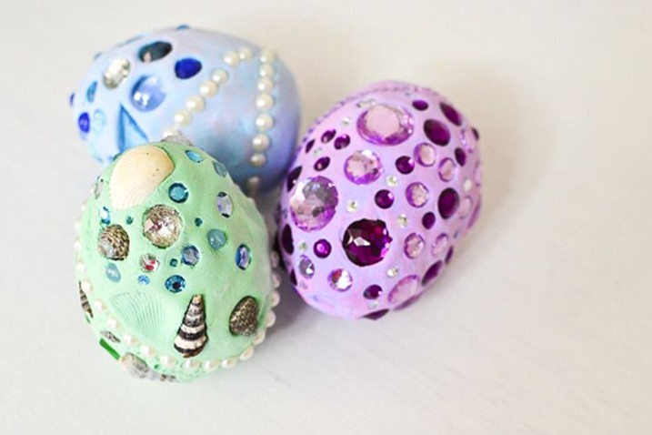 Sparkly dragon eggs can be made at the Old Hotel Art Gallery July 30.