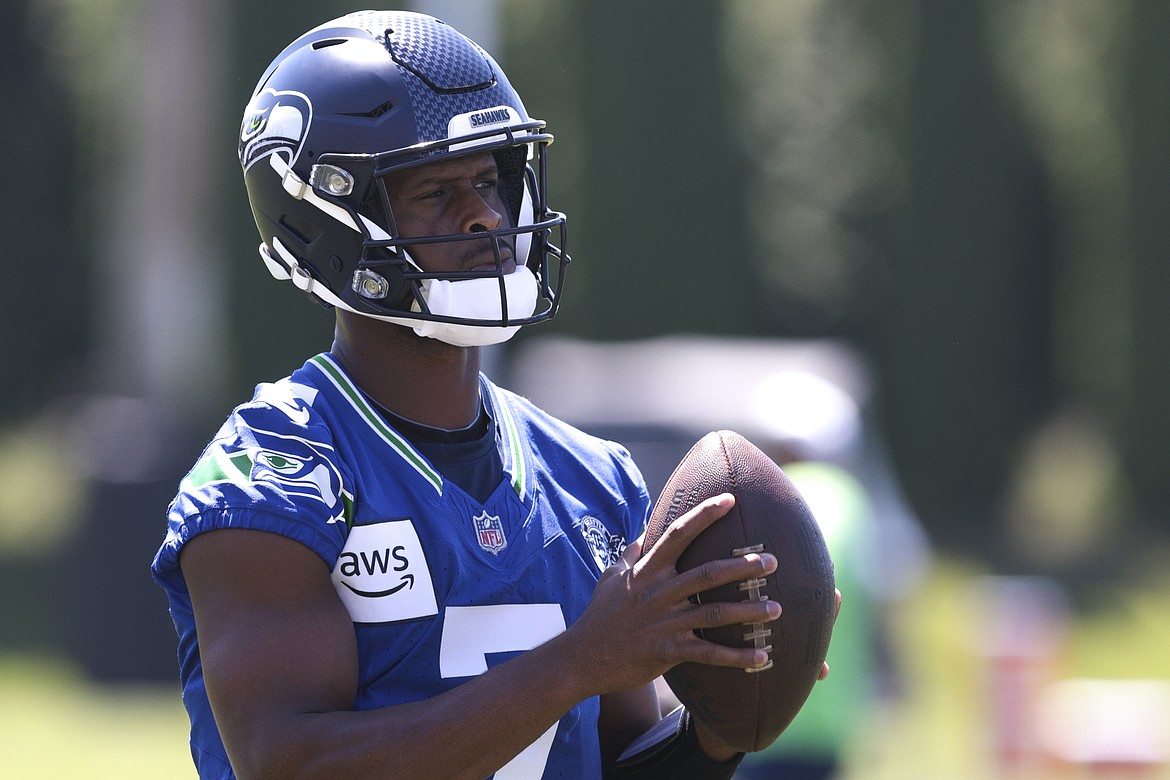 JASON REDMOND/Associated Press
Seattle Seahawks quarterback Geno Smith warms up during practice in Renton, Wash., on July 24.