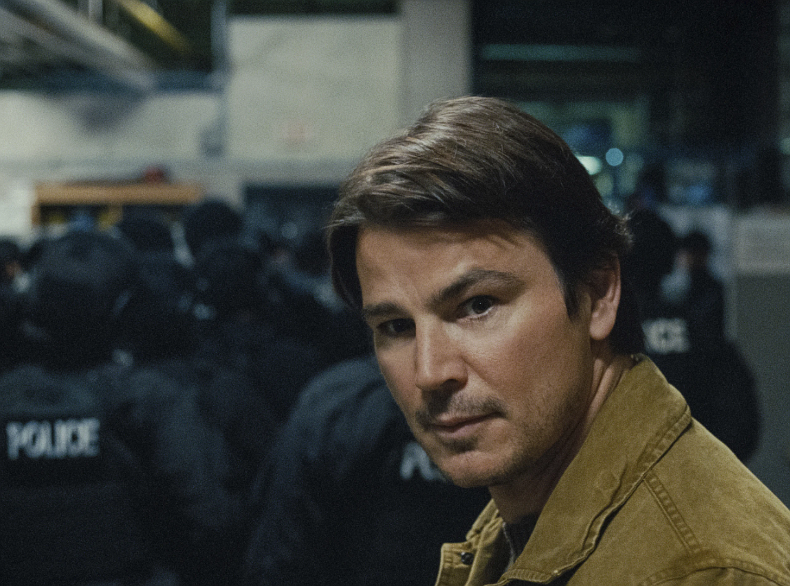 This image released by Warner Bros. Pictures shows Josh Hartnett in a scene from "Trap."