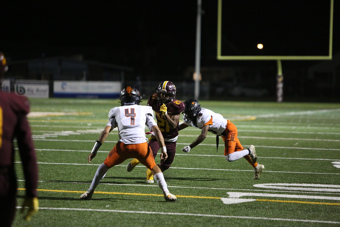 Moses Lake senior Tommy Ransom Jr. (21) carries the ball against Davis last fall. Moses Lake is coming off an 8-2 season in 2023 where the Mavericks finished one game shy of reaching the state tournament.