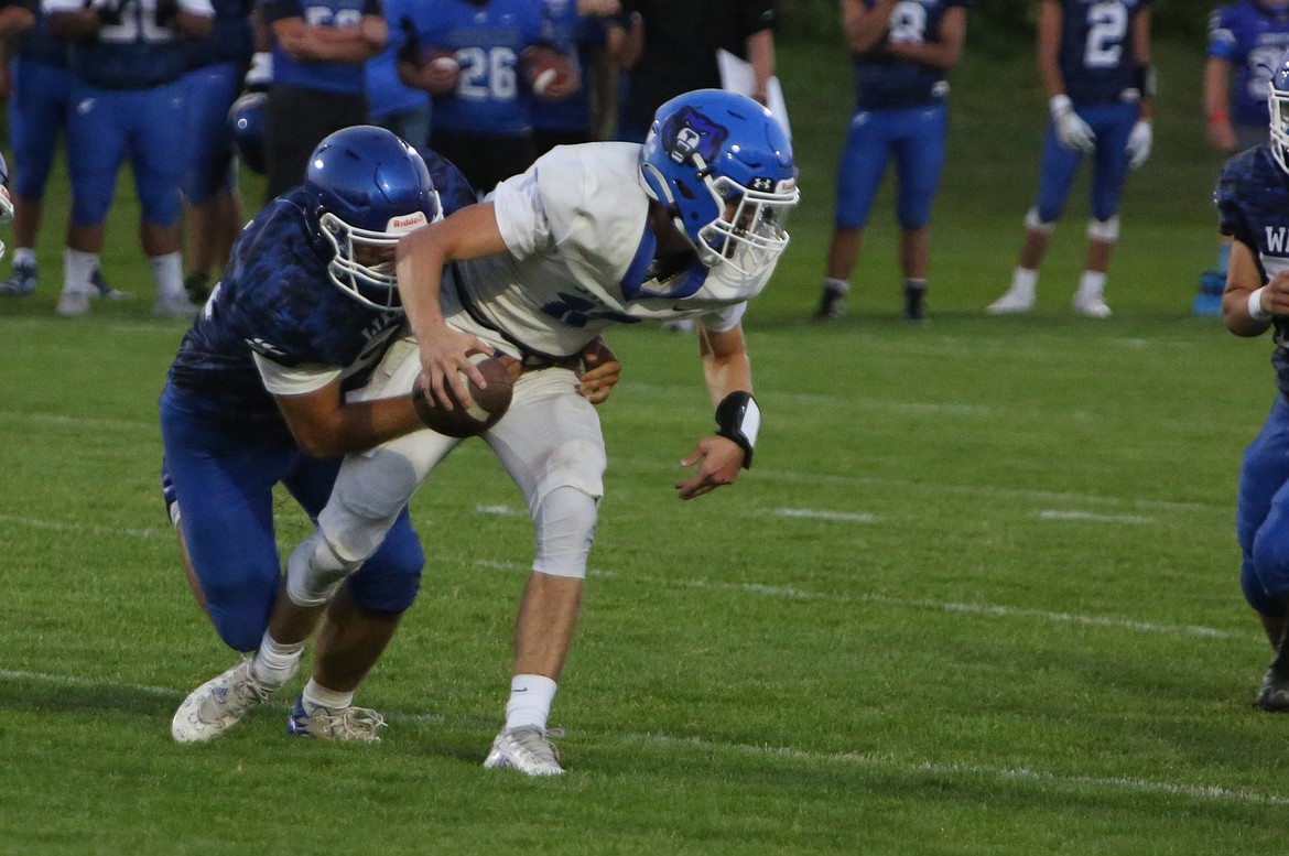 Warden’s Ryan Jorgensen, in blue, recorded three sacks in the first half against Kiona-Benton in a gridiron matchup in 2023..