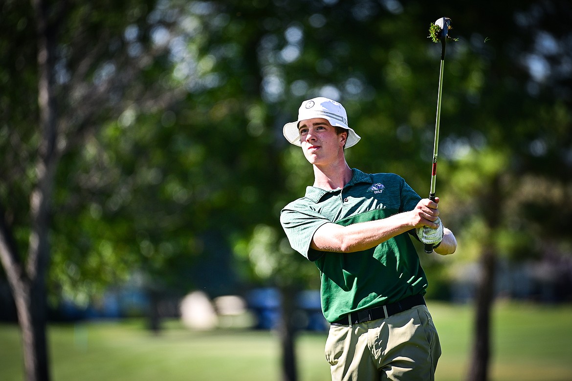 Glacier's Sam Engellant pitches onto the first green during the Crosstown Cup at Village Greens on Thursday, Sept. 5. (Casey Kreider/Daily Inter Lake)