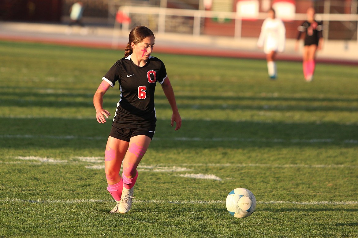 Othello sophomore Brooklyn Hillman brings the ball upfield during a game in the 2023 season.