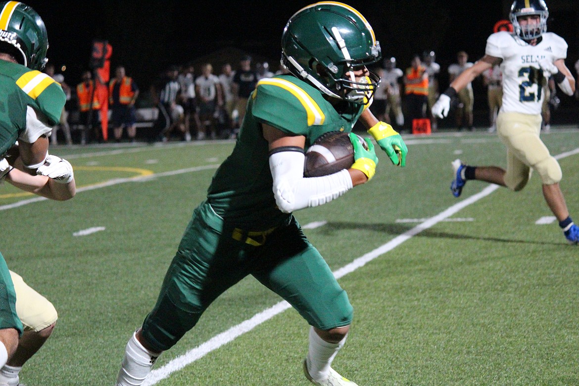 Quincy’s Erik Zepeda heads upfield on a kick return during the Jacks’ season opening loss to Selah Friday.