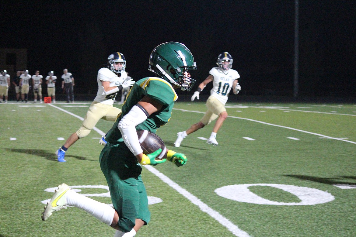 Quincy’s Erik Zepeda heads upfield in the Jacks’ 59-0 loss to Selah Friday, Quincy’s first game since the school’s return to the Central Washington Athletic Conference.