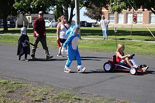 Local residents make their way down the five-block parade route at last year’s Hartline Community Days. The parade is an informal one, organizers said, and people can join in as they like. This year’s event is Saturday.