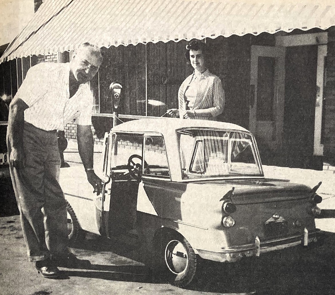 In 1964, Arliss Sluder showed off his miniature car to Mrs. Charles O’Malley, secretary for president C.S. Fisher of Pendar Inc.