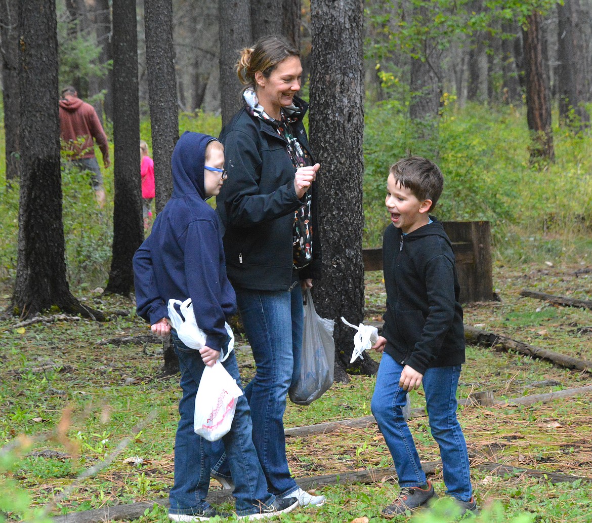 A mom and her kids celebrate after finding another bear rock during their scouring. (Mineral Independent/Amy Quinlivan)