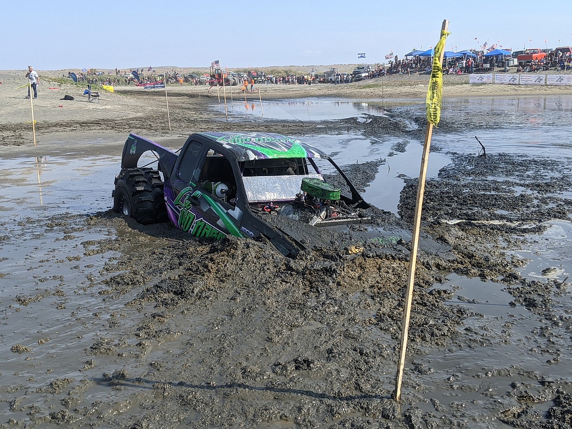 A truck tries to go the distance in the bounty hole at a previous competition by the Sand Scorpions. Only two drivers have actually made it all the way through.