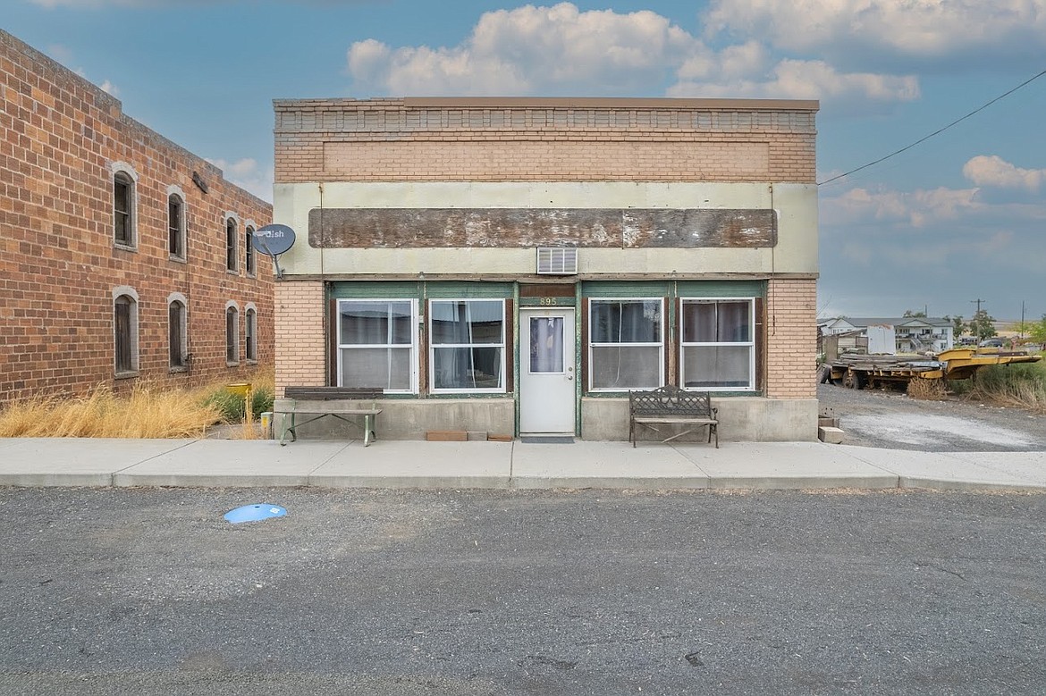 The former Hartline Store, standing in downtown Hartline since 1917, still looks like a small-town general store from the outside, but within it’s a fully remodeled living space with oodles of storage.