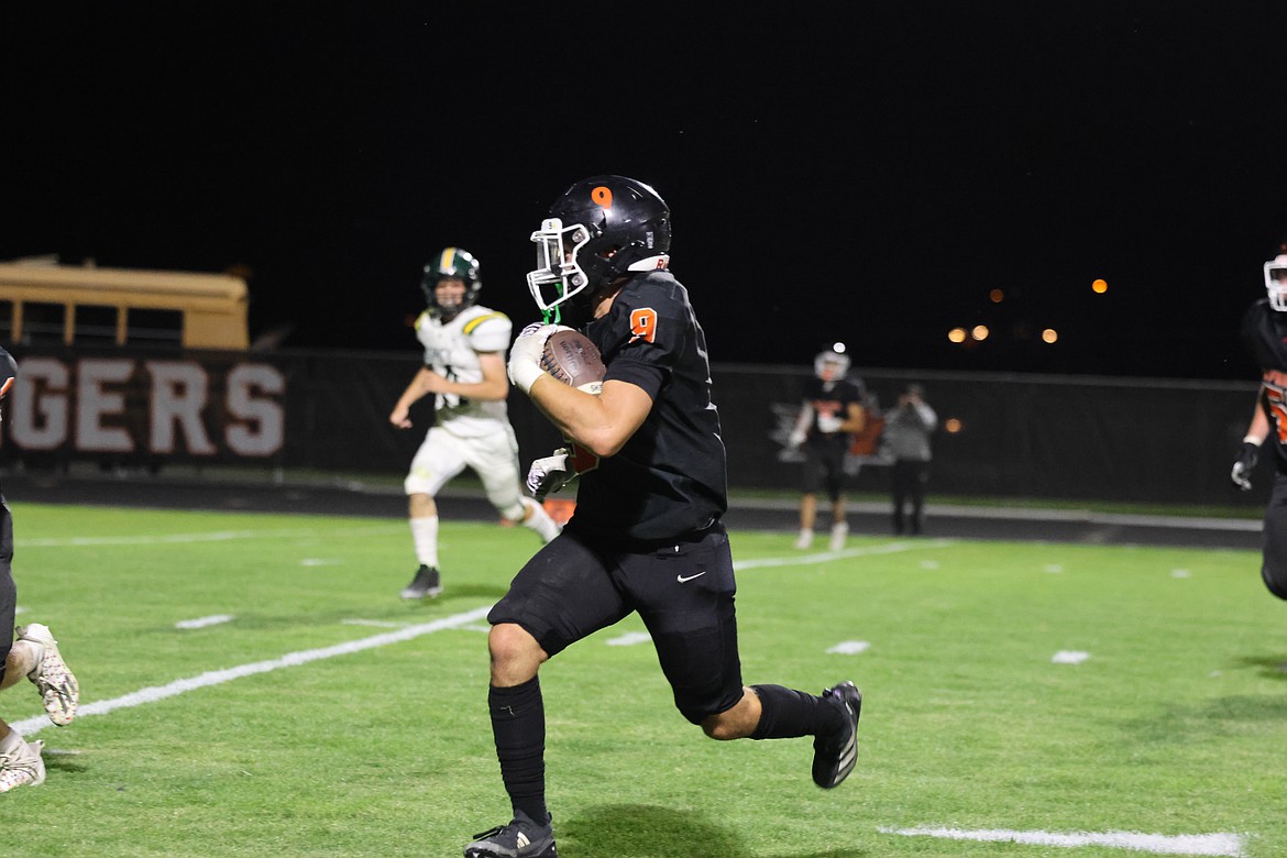 The Tigers' Tavone Mantese, junior, sweeps to the left on a run.