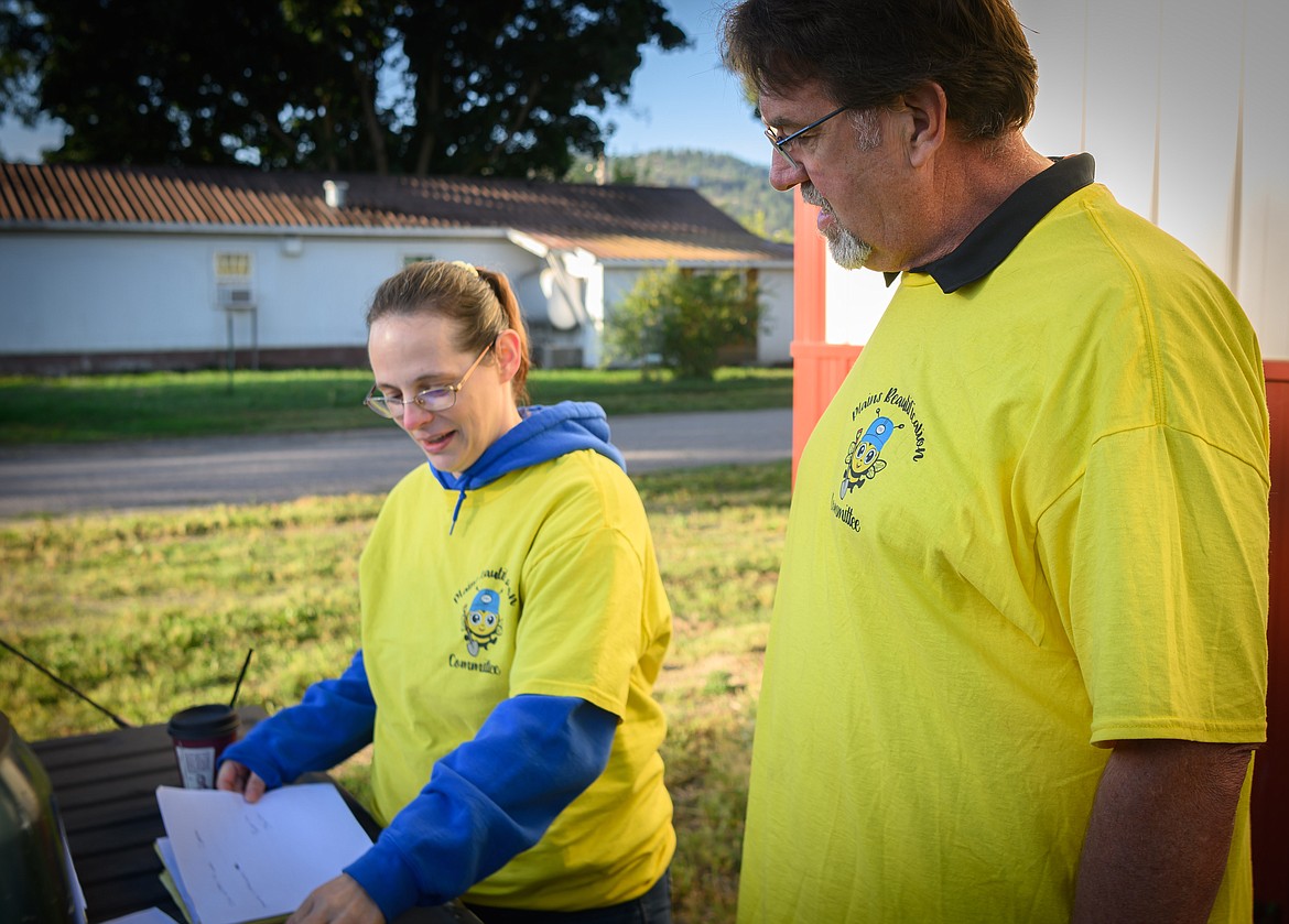 Plains Fall Beautification Day organizers Lana Dickens and Scott Johnson assign volunteers lawns in need of some TLC. (Tracy Scott/Valley Press)