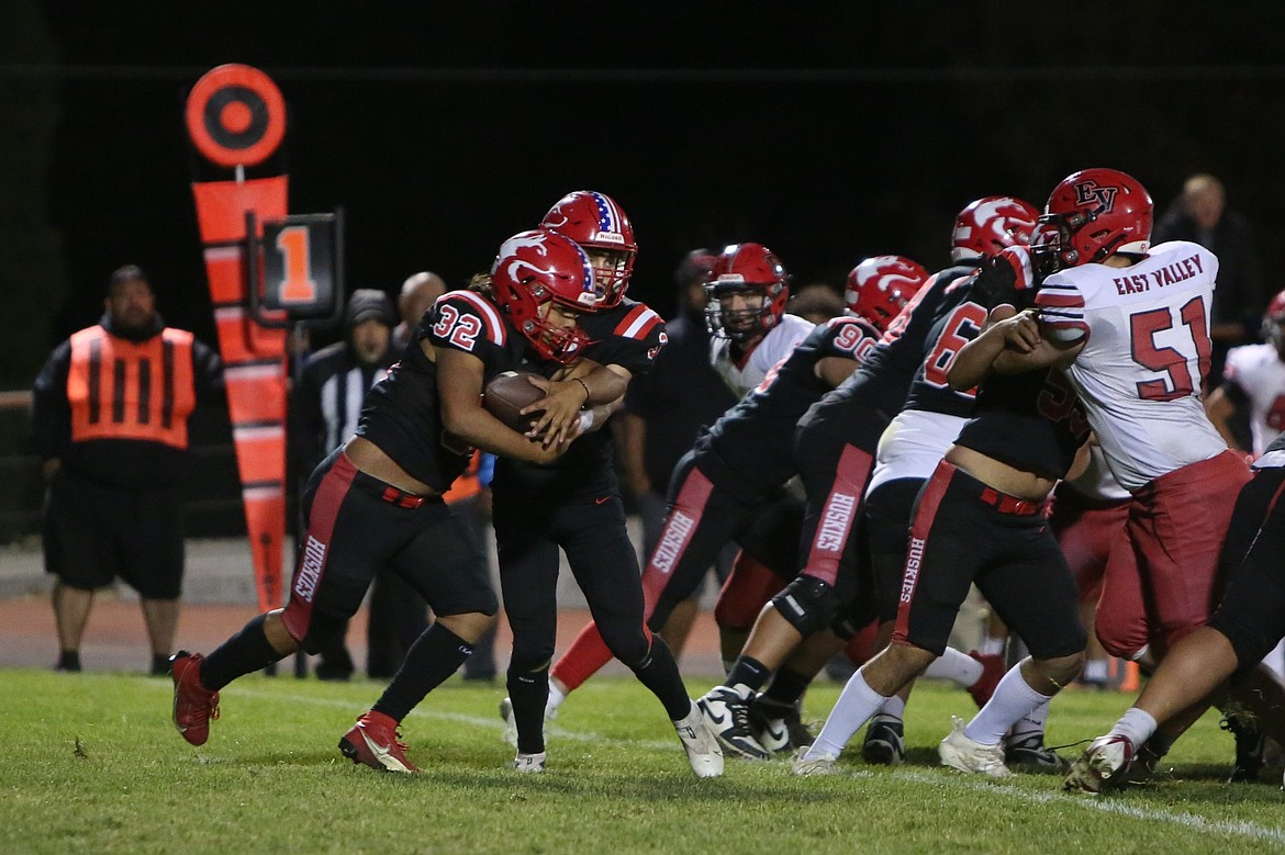 Othello senior Jordan DeLeon (32) takes the handoff from sophomore Ryan Martinez (3) during the fourth quarter of Friday’s win over East Valley (Yakima). DeLeon scored three touchdowns in the win.