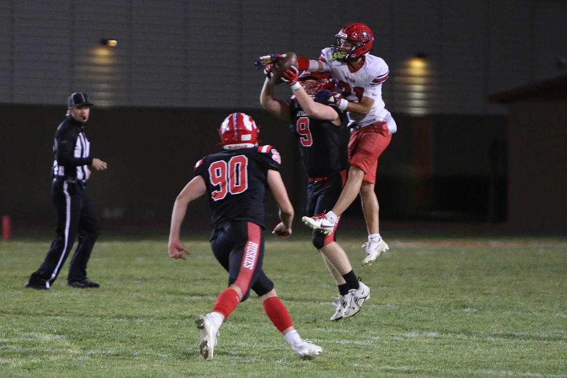 Othello junior Stadyc Stromberg (9) catches a 33-yard pass while being covered by an East Valley (Yakima) defender during the third quarter of Friday’s 26-13 win over the Red Devils.