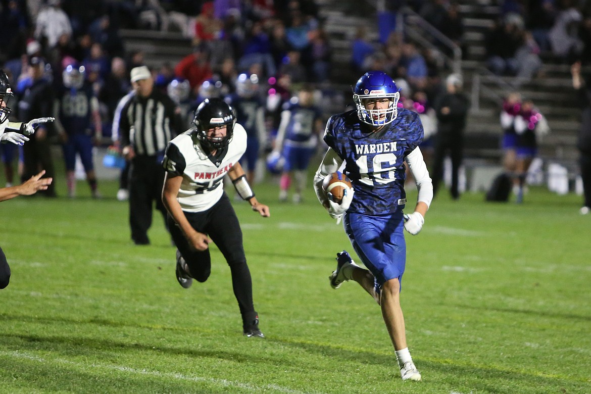 Warden junior Hunter Golladay (16) runs toward the corner of the end zone on an eight-yard touchdown run in the first quarter against Rivew View on Friday.