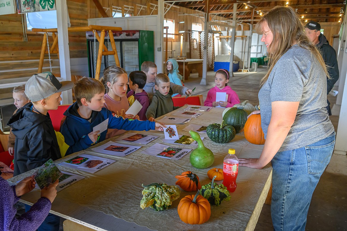 Waterway owner Elizebeth Riffle teaches Hot Spring students about vegetables. (Tracy Scott/Valley Press)