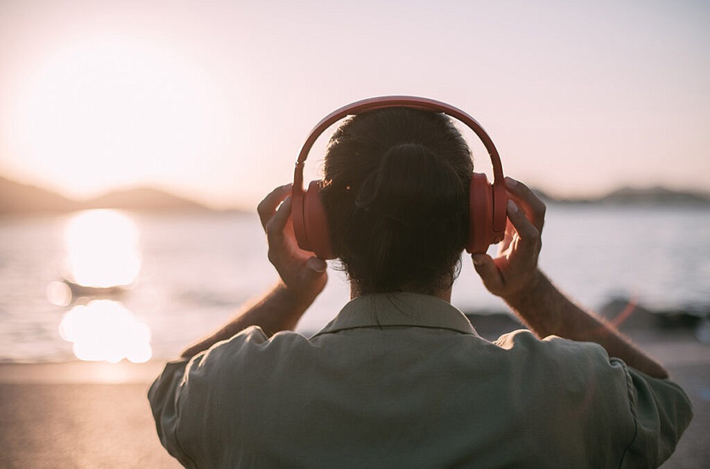 Programmed with personalized playlists on the phones, the wristbands will trigger music to start when they detect rising stress levels, hopefully helping head off a potential relapse.