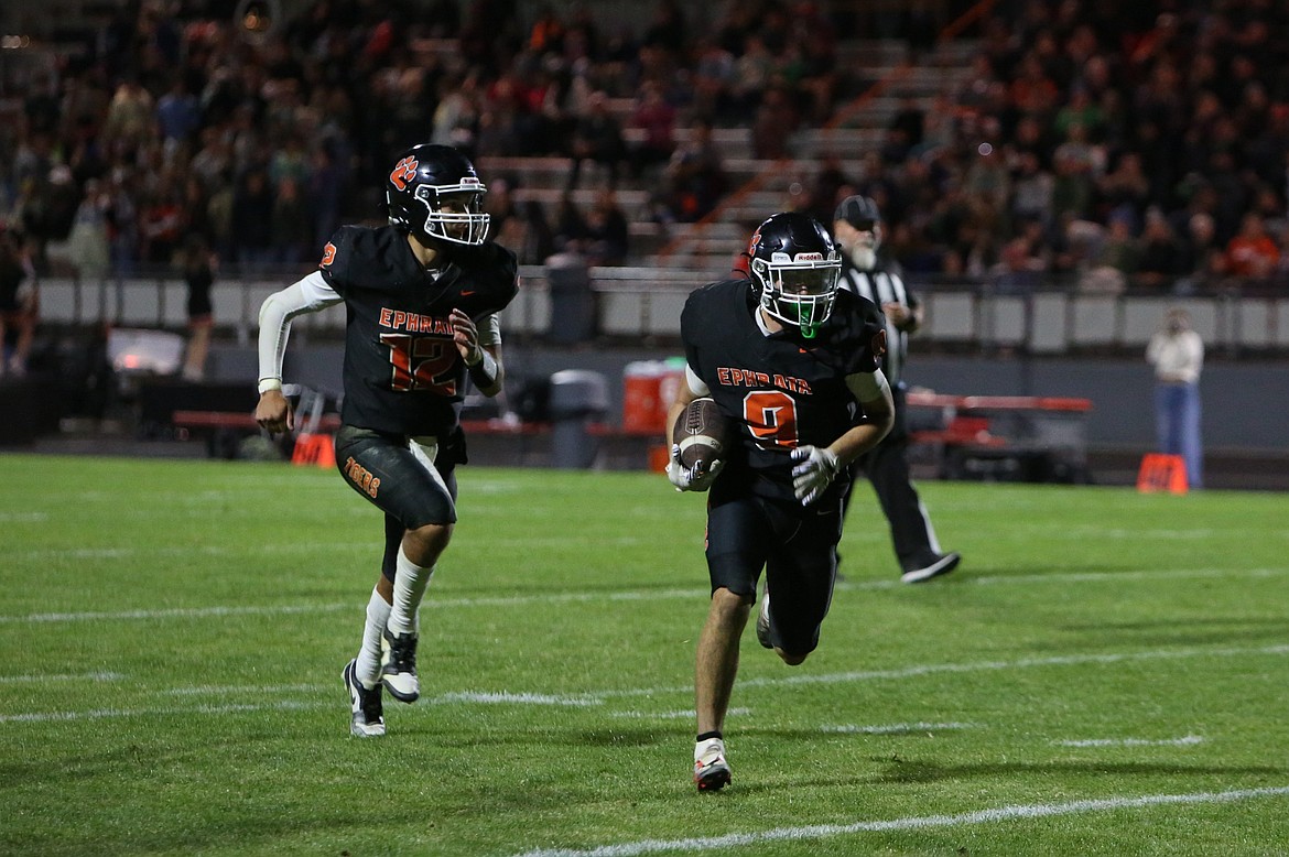 Ephrata senior Tavone Mantese (9) scored a touchdown on an 11-yard carry in the third quarter against Othello on Saturday.