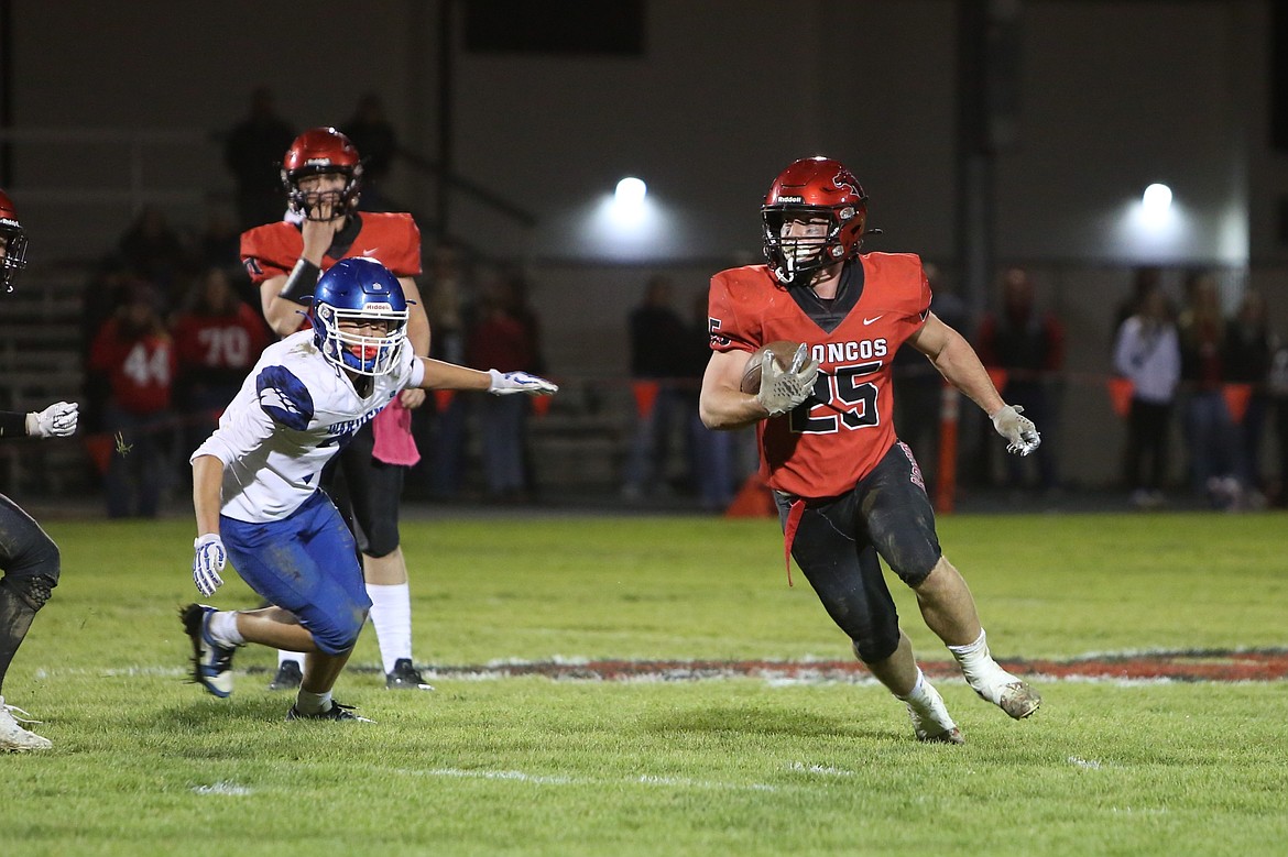 Lind-Ritzville/Sprague senior Brody Boness (25) carried the ball 31 times for 201 yards and three touchdowns against Warden on Friday.