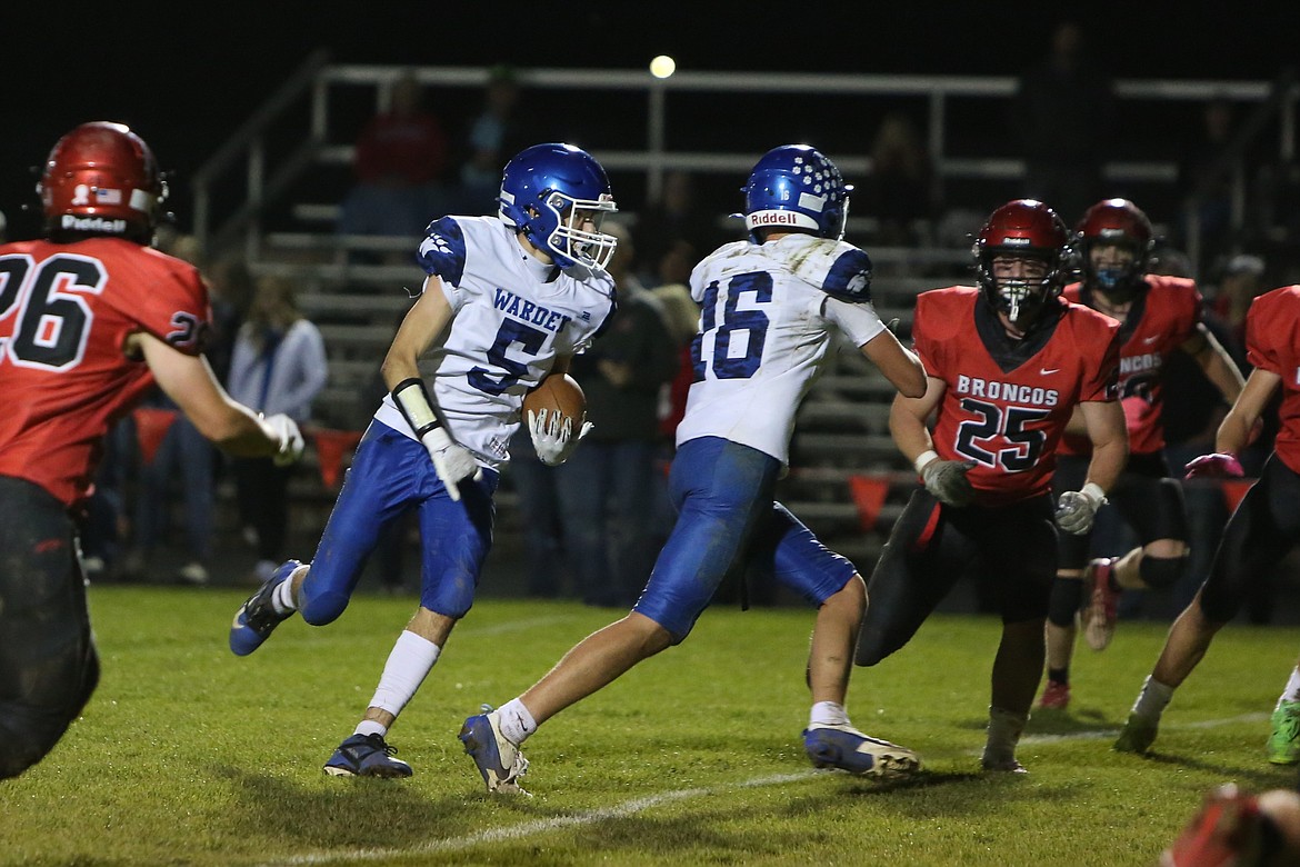 Warden senior Michael Gonzalez (5) caught nine passes for 94 yards and two touchdowns Friday night against Lind-Ritzville/Sprague.