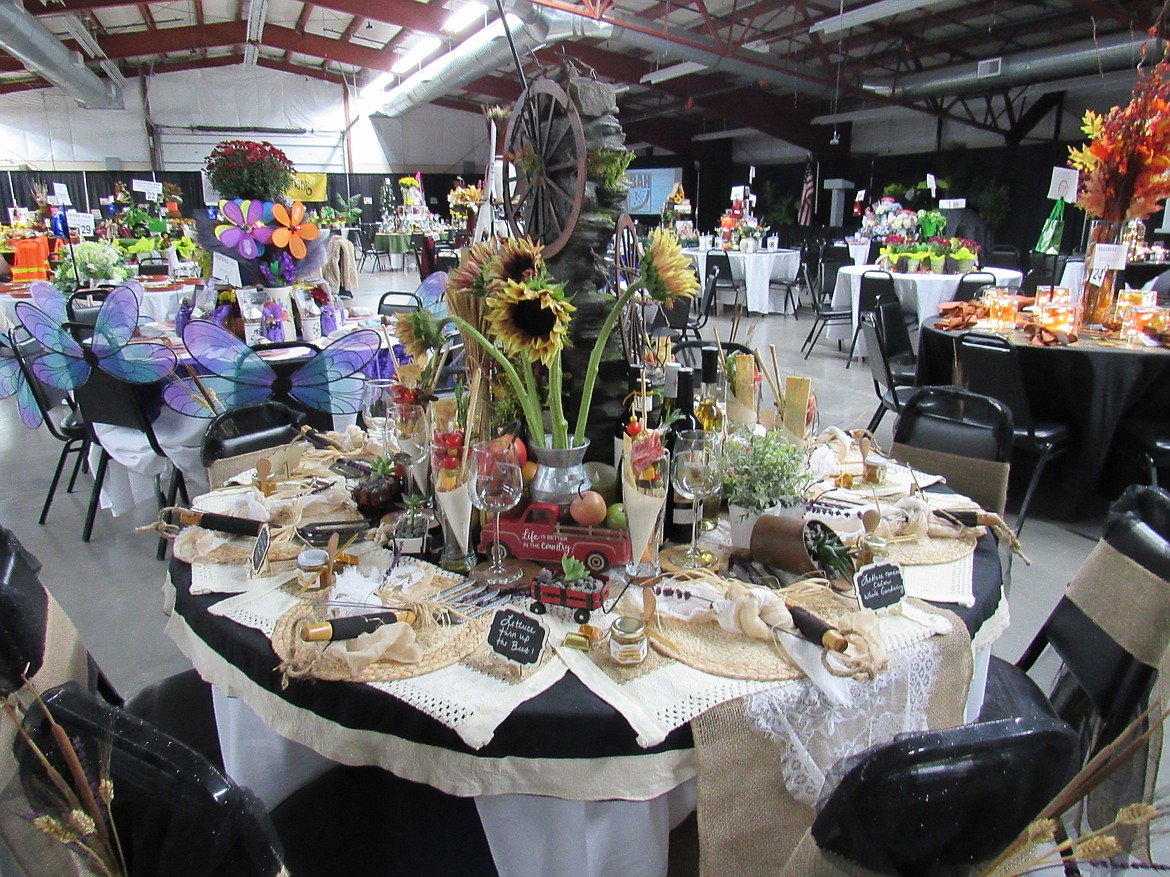 REC Silicon won the People’s Choice award for the best-decorated table at the Moses Lake Chamber of Commerce annual meeting Tuesday.