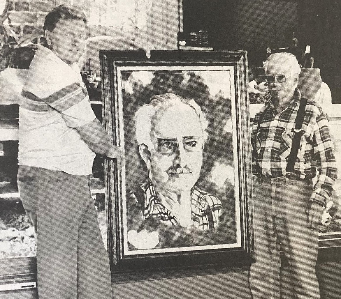 In 1984, Robert Patterson, left, presents Fred Murphy with a portrait after the Templin’s Grill was renamed Murphy’s Landing.