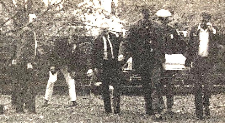 In 1973, authorities remove Debra Prety’s body from the crime scene. In the background, from left, are Prosecutor Gary Haman, patrolman Burch Miller and police Lt. Steve Schauer.