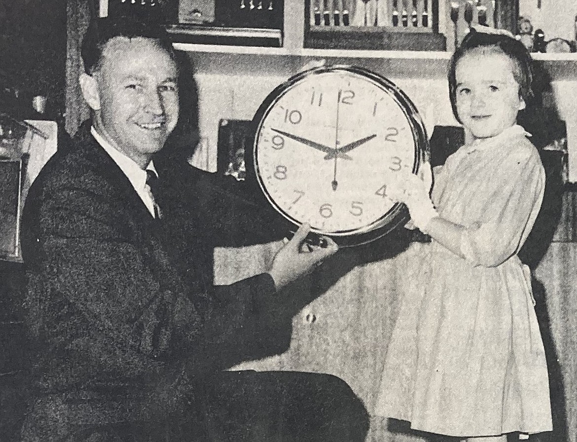 In 1964, Ken Everson and Patty Jean O’Riley remind Coeur d’Alene Press readers to change their clocks to Pacific Standard Time.