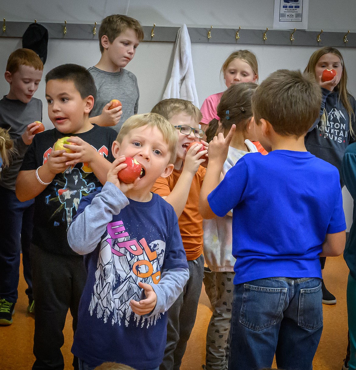 First grader Shiloh Pinter enjoys a crunchy apple. (Tracy Scott/Valley Press)